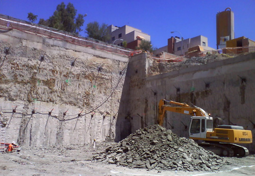 Maquinaria trabajando en la excavación en junio de 2009
