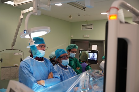 Implante de un dispositivo percutáneo de reparación valvular mitral guiado mediante ecocardiografía transesofágica. 
