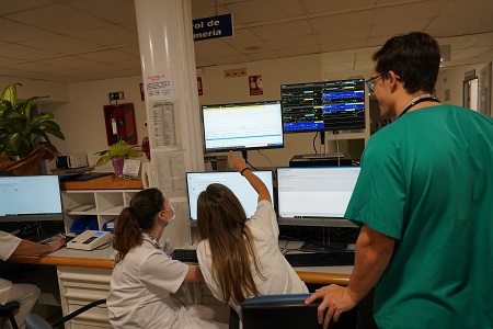 Monitorización electrocardiográfica continua mediante sistema de telemetría en planta de hospitalización.